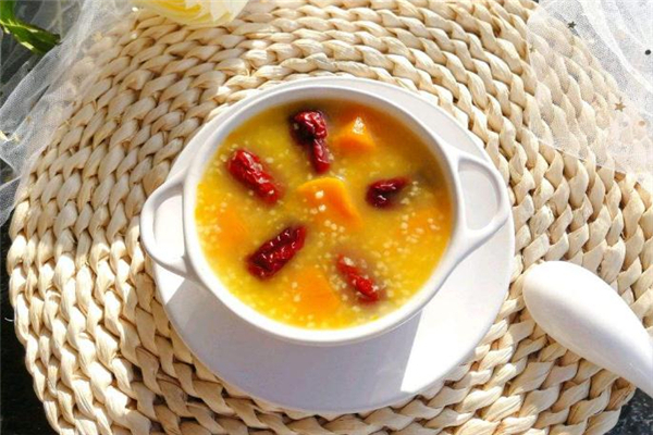 店员麻利地拿起一个薄薄的塑料袋