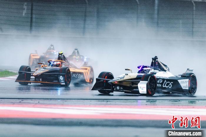 FE电动方程式上海站双连赛打响 22位车手角逐冠军
