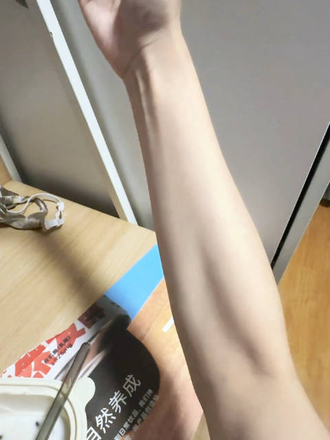 健身操视频走红 网友热议肌肉展示与健身文化