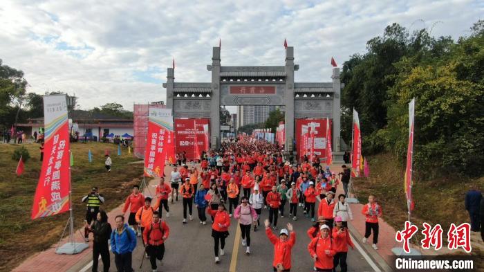 逾两万名徒步爱好者汇聚丹霞山，农行杯50公里穿
