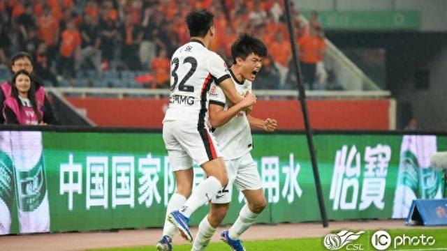 海港单外援客场逼平五外援泰山 顽强精神赢得尊