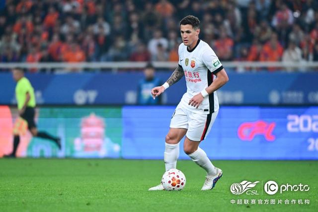 海港单外援客场逼平五外援泰山 顽强精神赢得尊