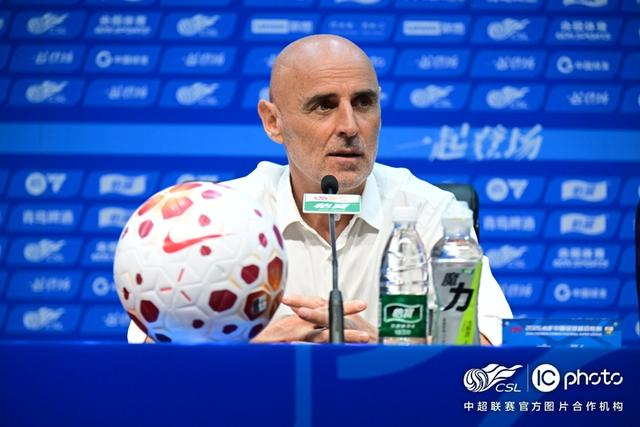 海港单外援客场逼平五外援泰山 顽强精神赢得尊